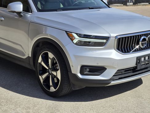 Used 2019 Volvo XC40 T4 Inscription image 11