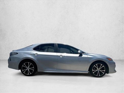 Used 2020 Toyota Camry SE FWD image 5