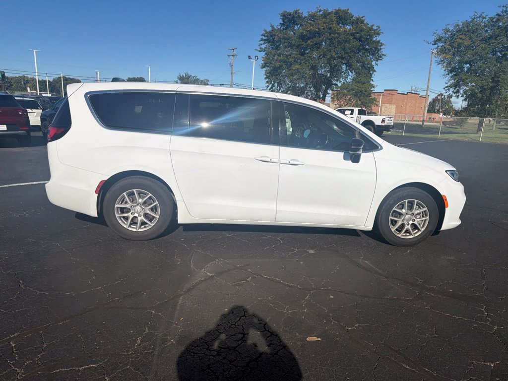 Used 2026 Chrysler Pacifica Select FWD image 5