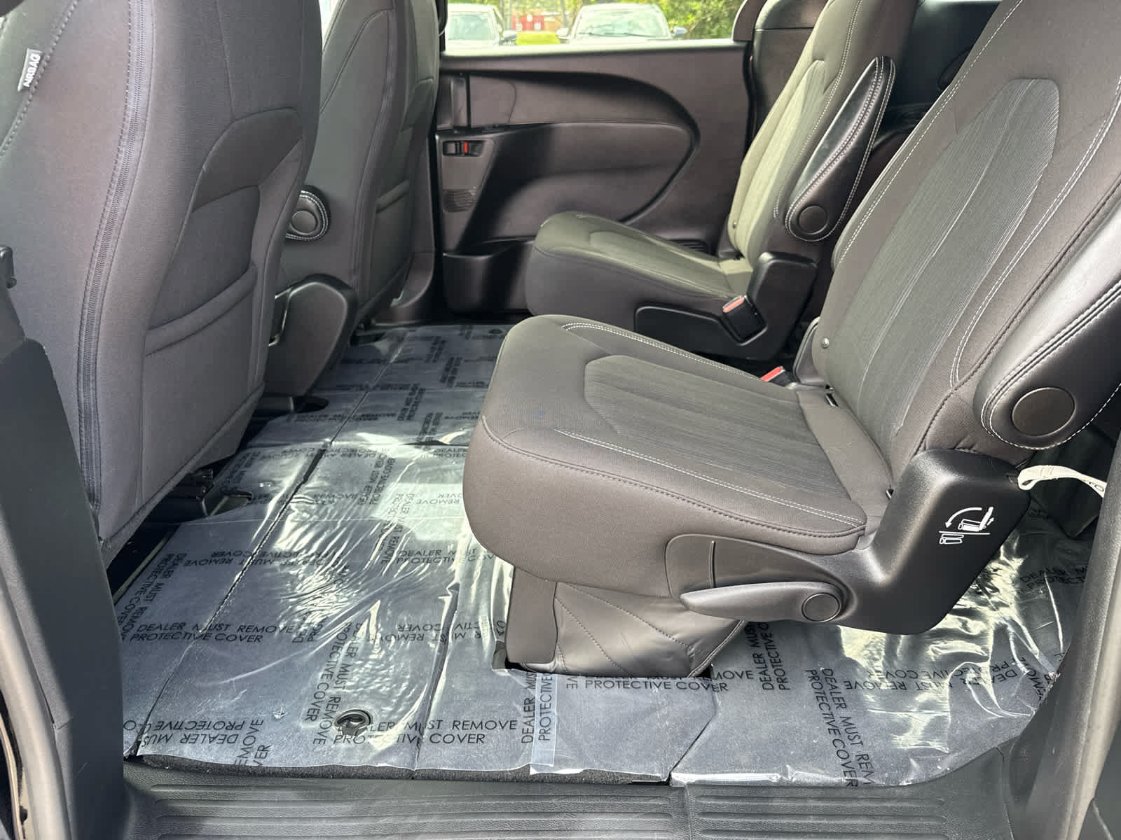 Used 2024 Chrysler Pacifica Touring FWD image 13