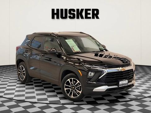 Used 2025 Chevrolet TrailBlazer LT w/ Driver Confidence Package image 1