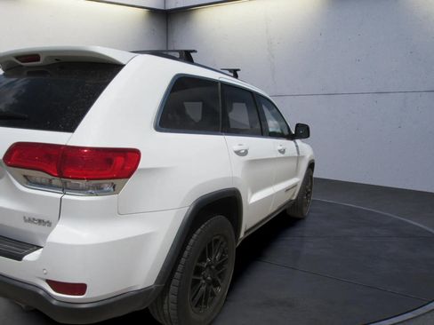 Used 2018 Jeep Grand Cherokee Laredo RWD image 3