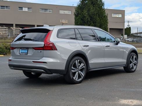 Used 2025 Volvo V60 B5 Cross Country Plus image 7