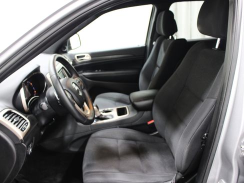 Used 2017 Jeep Grand Cherokee Laredo w/ Quick Order Package 23E AWD/4WD image 3