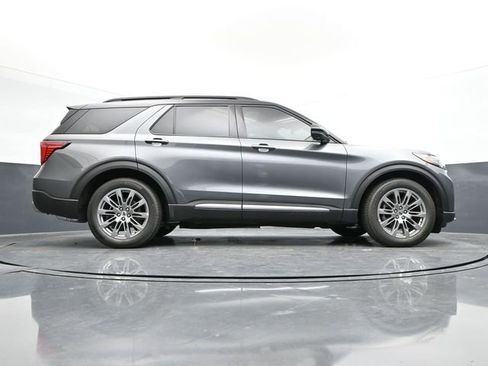 Certified 2025 Ford Explorer Platinum image 23