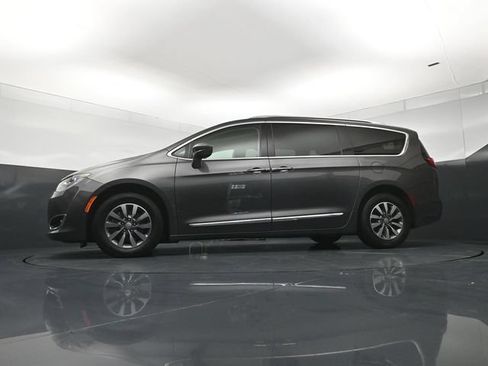 Used 2020 Chrysler Pacifica Touring-L Plus w/ Advanced Safetytec Group FWD image 21