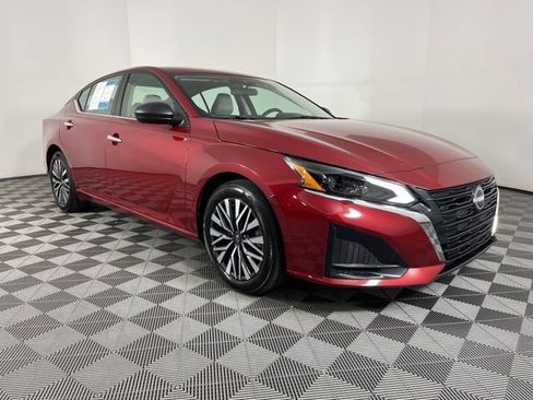 Used 2025 Nissan Altima 2.5 SV image 2