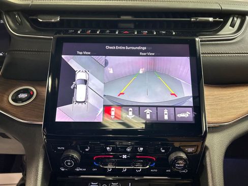 Used 2024 Jeep Grand Cherokee L Summit w/ Luxury Tech Group V image 18