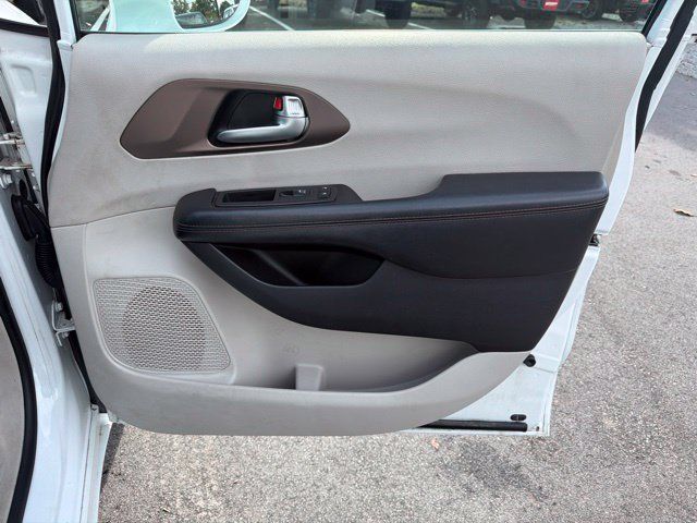 Used 2019 Chrysler Pacifica Touring-L FWD image 11