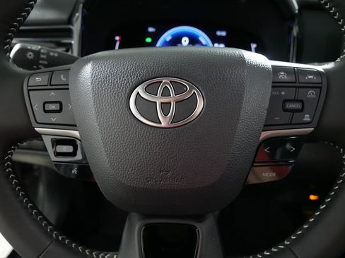 Used 2025 Toyota Camry SE FWD image 25