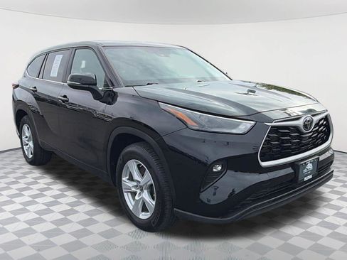 Used 2025 Toyota Highlander LE FWD image 3