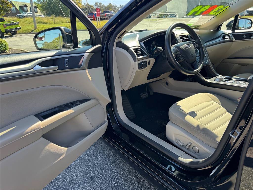 Used 2018 Ford Fusion SE w/ Fusion SE Technology Package FWD image 13