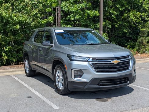 Used 2023 Chevrolet Traverse LS FWD image 2
