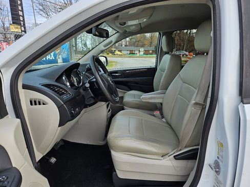 Used 2018 Dodge Grand Caravan SE image 18