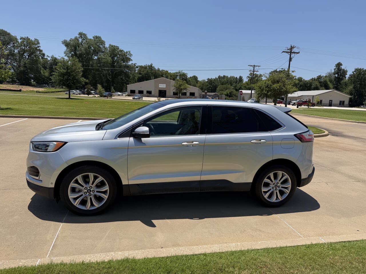 Used 2019 Ford Edge Titanium w/ Equipment Group 301A FWD image 2