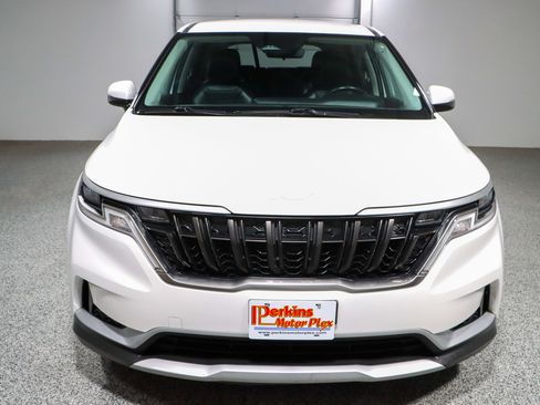 Used 2023 Kia Carnival LX image 4