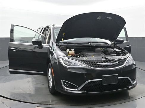 Used 2019 Chrysler Pacifica Touring-L image 54