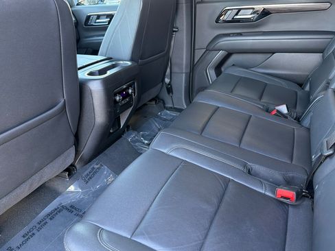 Used 2025 Chevrolet Suburban Z71 AWD/4WD image 9