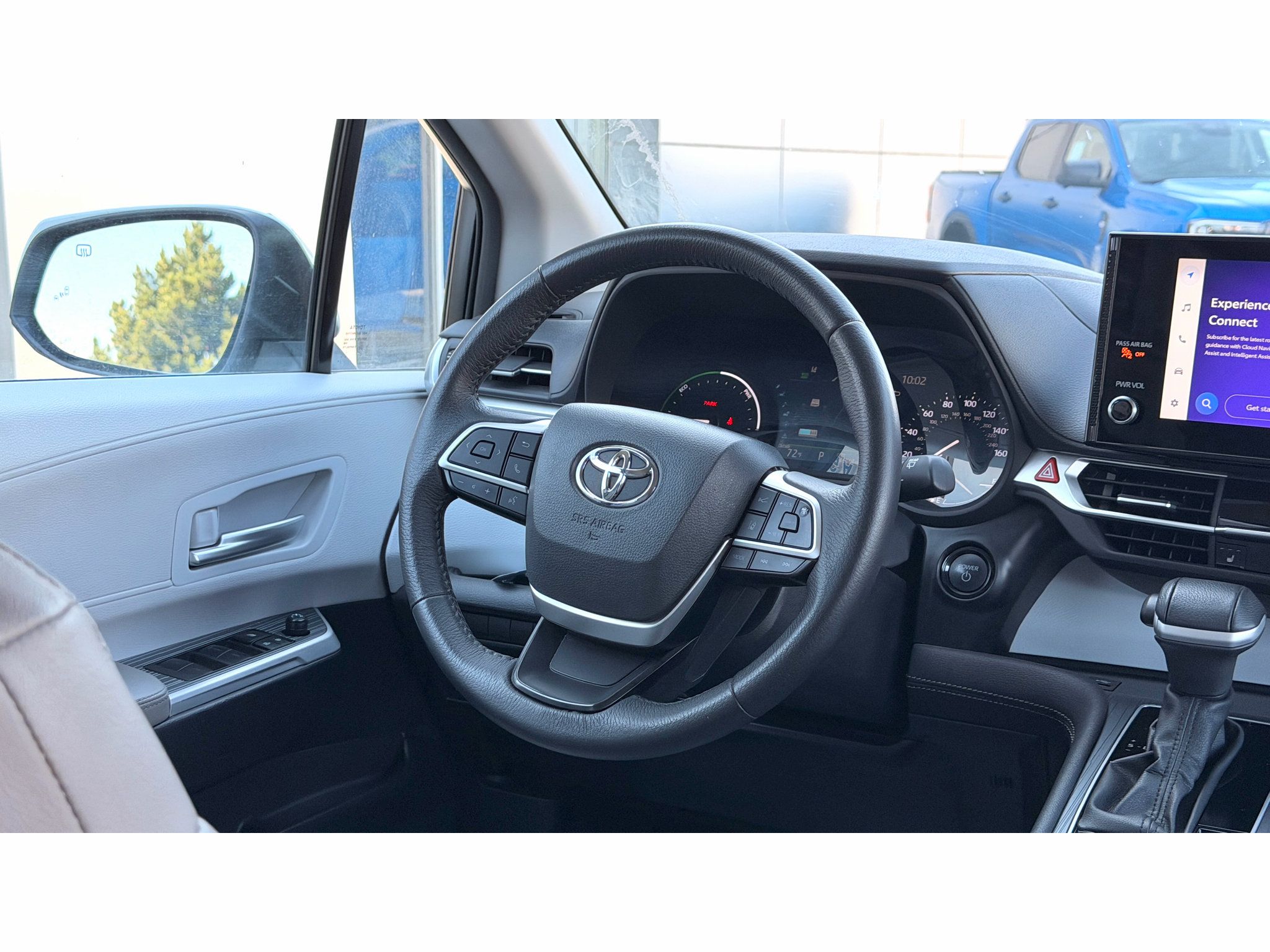 Used 2025 Toyota Sienna XLE FWD image 19