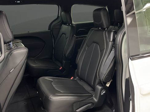 New 2026 Chrysler Pacifica Select AWD/4WD image 32