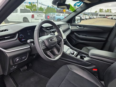 Used 2025 Jeep Grand Cherokee Altitude AWD/4WD image 10