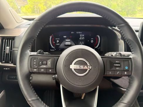 Used 2025 Nissan Pathfinder Platinum w/ Black Appearance Package AWD/4WD image 17