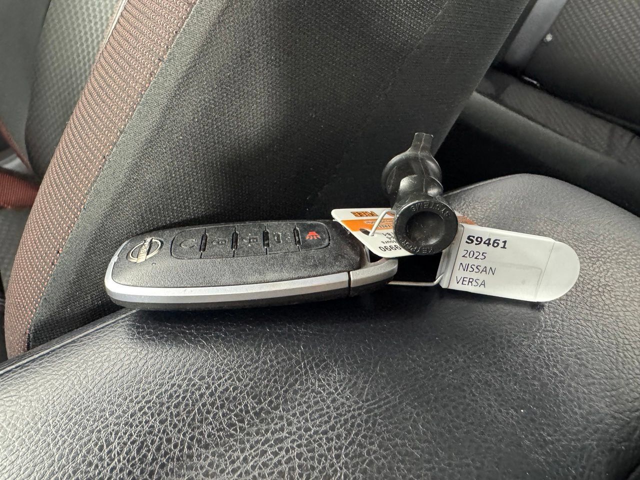 Used 2025 Nissan Versa SR FWD image 3