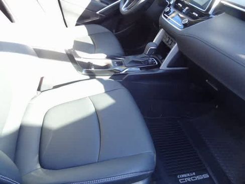 Used 2025 Toyota Corolla Cross XLE image 23