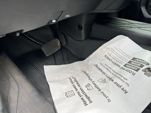 Used 2022 Chevrolet Silverado 1500 LT w/ Bed Protection Package image 17