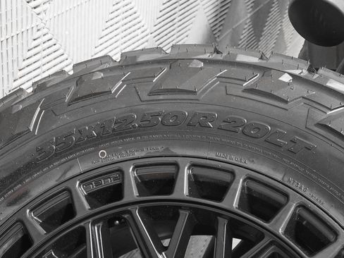 Used 2026 Chevrolet Suburban Z71 w/ Comfort Package image 39