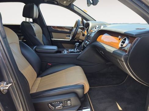 Used 2018 Bentley Bentayga Activity image 15