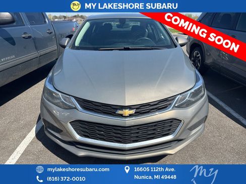 Used 2017 Chevrolet Cruze LT FWD image 2