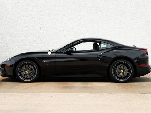 Used 2018 Ferrari California T RWD image 14