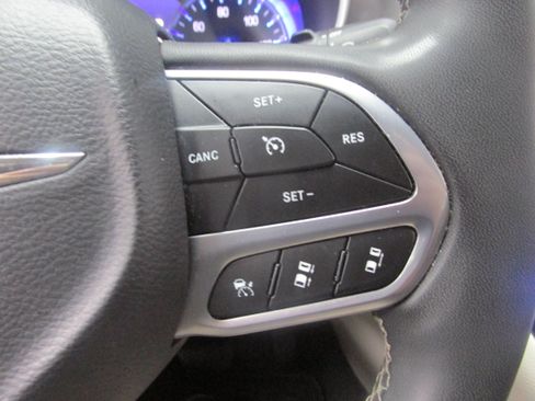 Used 2023 Chrysler Pacifica Touring-L FWD image 33