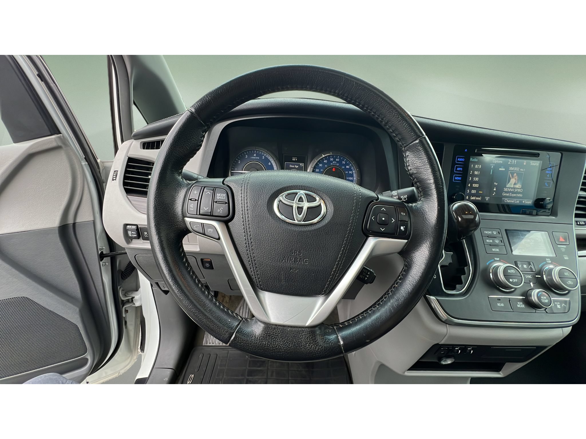 Used 2017 Toyota Sienna XLE FWD image 22