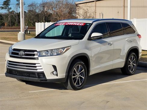 Used 2017 Toyota Highlander XLE image 3