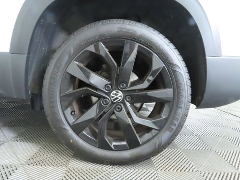 Used 2022 Volkswagen Taos SEL image 32