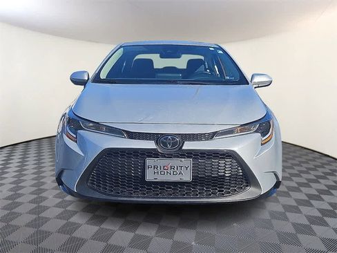 Used 2022 Toyota Corolla LE image 2