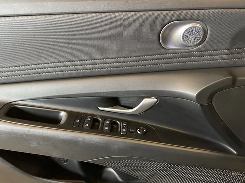 Used 2024 Hyundai Elantra Limited image 18