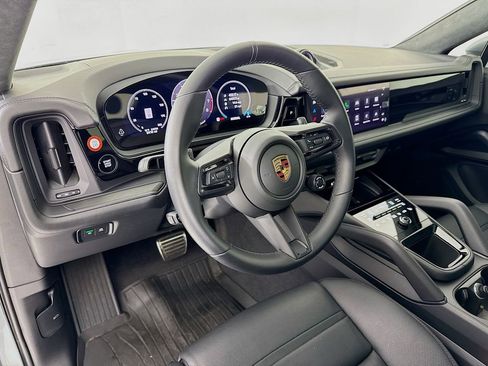 Certified 2025 Porsche Cayenne GTS image 4