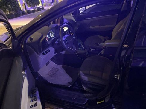 Used 2020 Hyundai Elantra SE image 3