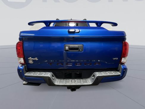 Used 2016 Toyota Tacoma TRD Sport AWD/4WD image 10