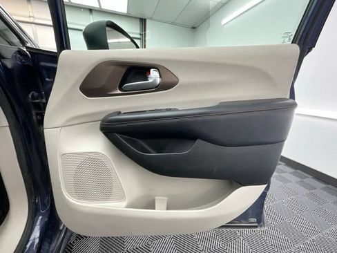 Used 2018 Chrysler Pacifica L FWD image 10