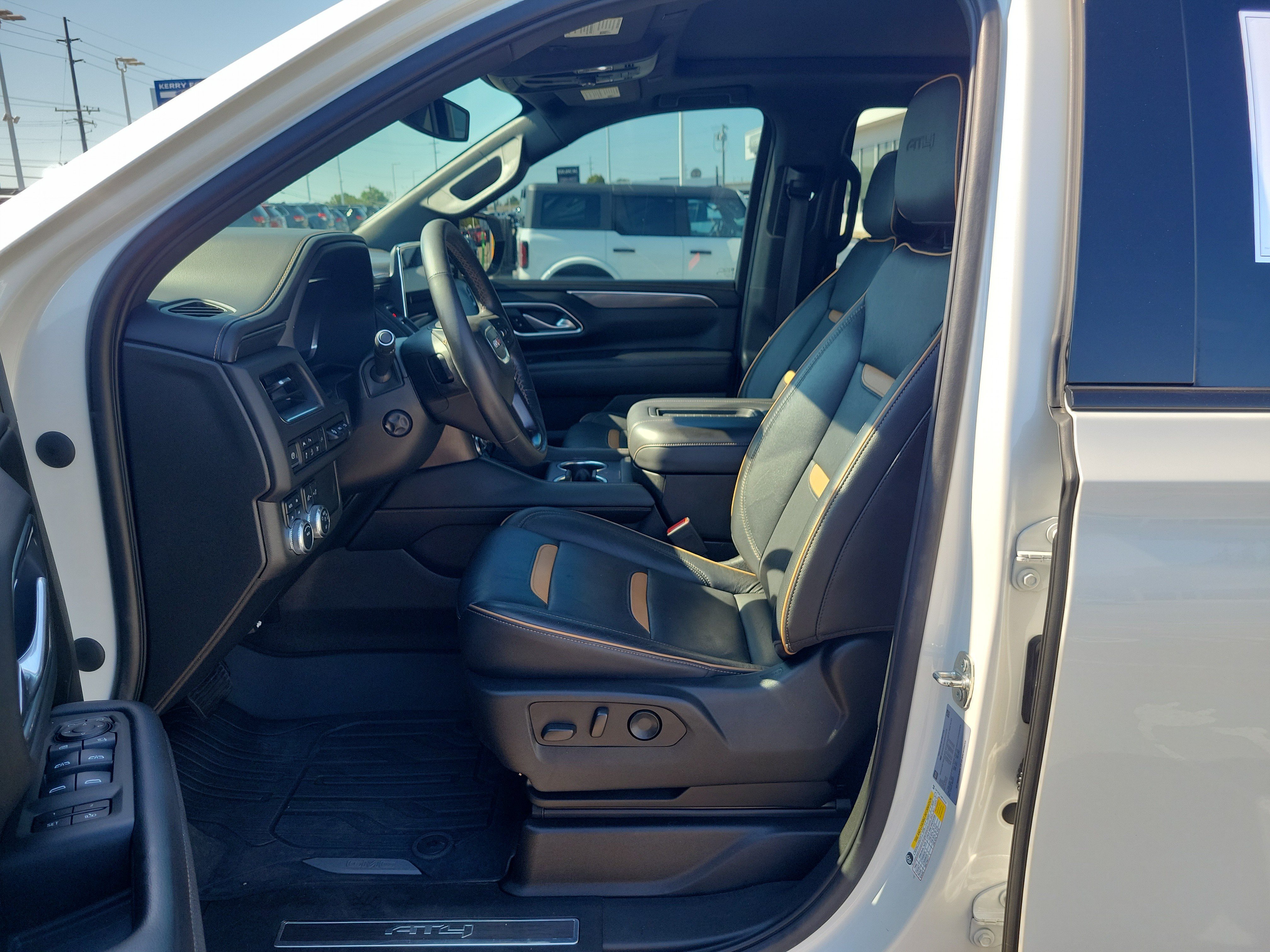 Used 2022 GMC Yukon AT4 w/ AT4 Premium Package AWD/4WD image 16