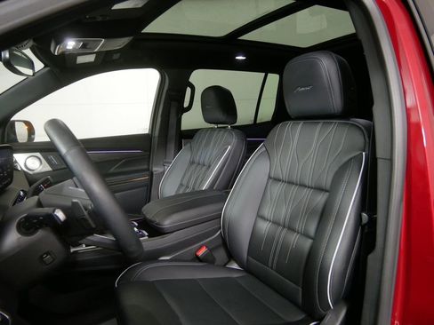 Used 2025 Buick Enclave Avenir image 10