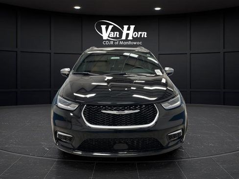 Used 2023 Chrysler Pacifica Pinnacle FWD image 2