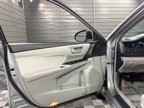 Used 2017 Toyota Camry XLE image 30