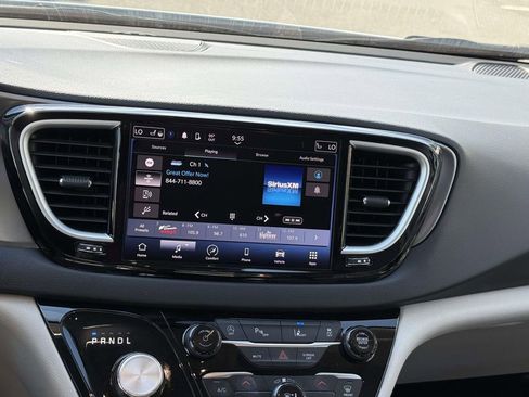 Used 2024 Chrysler Pacifica Touring-L FWD image 4