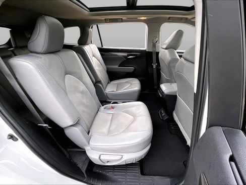 Used 2023 Toyota Highlander Platinum FWD image 19