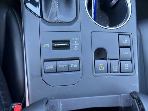 Used 2023 Toyota Highlander XLE AWD/4WD image 28